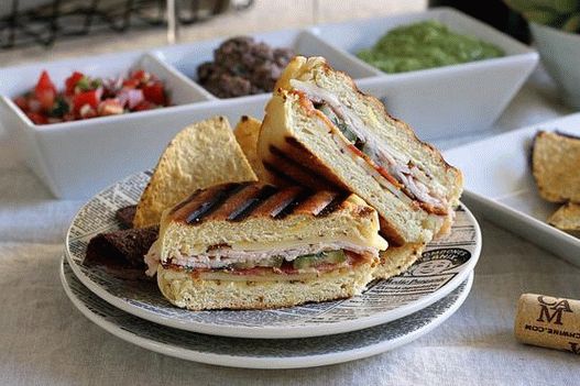 Fotografija kubanskog sendviča na žaru
