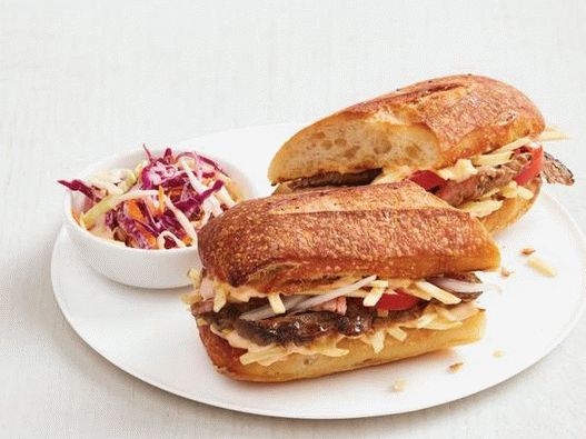 Fotografija kubanskog sendviča s govedinom i krumpirovim slamkama