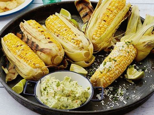 Fotografija kukuruza na žaru na žbunu s uljem češnjaka, svježom vapnom i sirom
