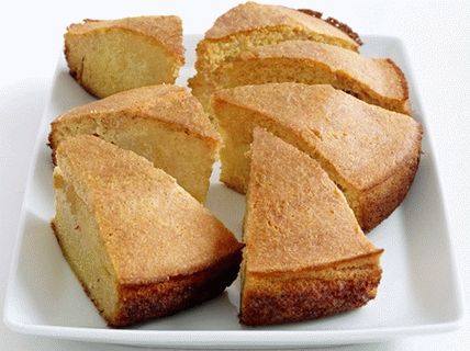 Fotografija cjelovitog kukuruznog kolača (kukuruzni kruh)