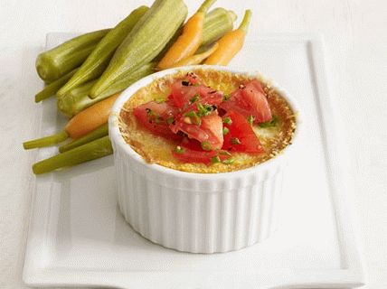 Foto kukuruzni sufle sa sirom i svježim rajčicama