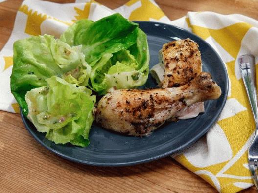 Foto piletina pečena u pećnici sa bibutom zelena salata i provansalskim preljevom