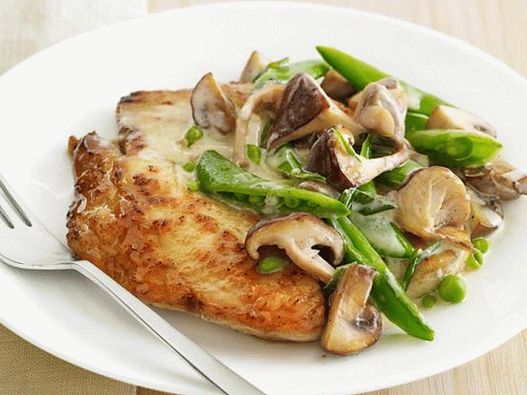 Foto piletina s gljivama i graškom u kremastom umaku