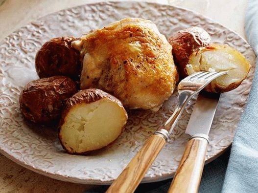 Foto piletina u pećnici s krumpirom i ružmarinom