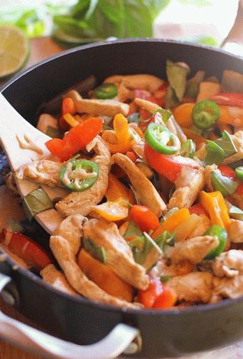 Foto piletina u tajlandskom umaku s bosiljkom