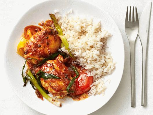 Foto pileća bedra prelivena slatko-kiselim umakom