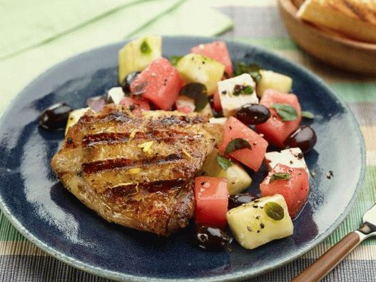 Fotografija piletine na roštilju sa butima sa salatom feta i lubenica