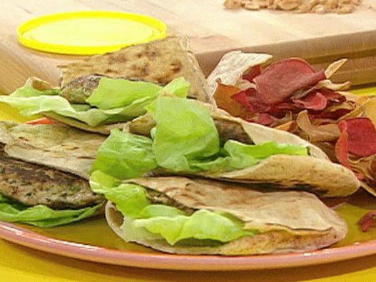 Fotografija pilećih kotleta s umakom od chutneya u pita