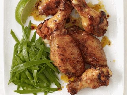 Foto pileća krila u umaku od meda s mladim graškom