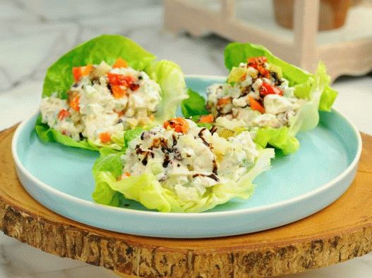 Foto pileća salata s brusnicama i orasima na listiću salate