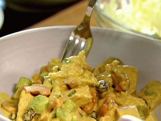 Fotografija pileće salate sa umakom od curryja
