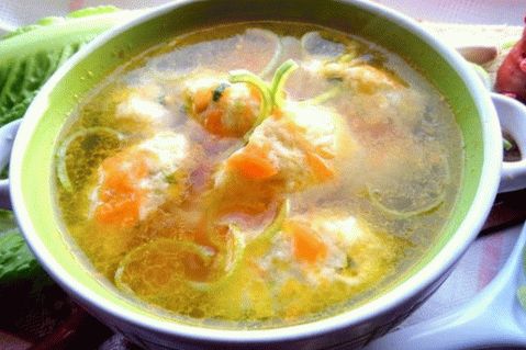 Pileća juha s ribljem i sirnim knedlama