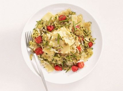 Fotografija lijene lazanje s rajčicom i tikvicama