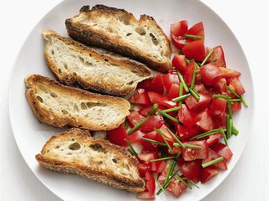 Fotografija ljetne rajčice s hrskavim kruhom