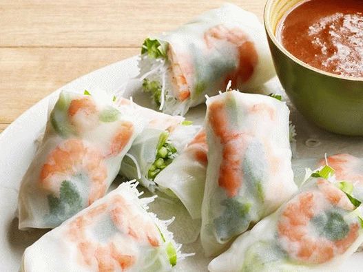 Foto ljetna peciva s umakom od škampa i kikirikija