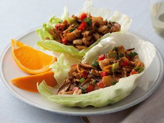 Fotografija jela - kineska pileća prsa na listiću salate