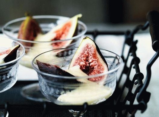 Foto ljetni desert s voćem i vrhnjem sabayon na ledenom vinu