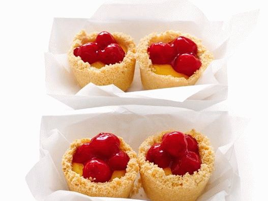 Foto limunski kolači u zdjelama od meringea s trešnjama