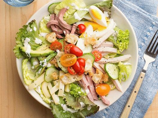Foto salata s kriškama mesa