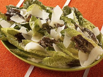 Foto list rumene salate sa Cezarovim preljevom