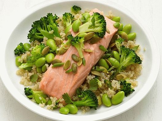 Foto losos pirjan u zelenom čaju s grožđicama quinoa