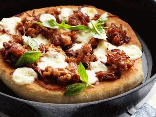 Fotografija jela - Pizza sa mljevenim mesom i džemom od luka u tavi