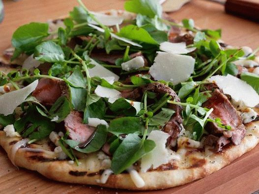 Pizza s njujorškim biftekom, plavim sirom i balzamičnom glazurom