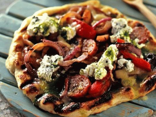Pizza na roštilju s lovačkim kobasicama i paprikom