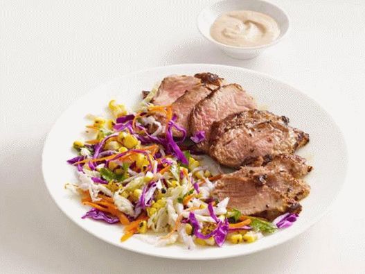 Svinjetina na žaru sa kukuruzom i kupusom salata