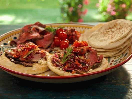 Pita s janjetinom u širenom glazurom s mentom na ražnju, rajčicom na žaru i salatom od grčkog kupusa