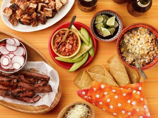 Taco bar na roštilju s piletinom i biftekom u narančastoj glazuri