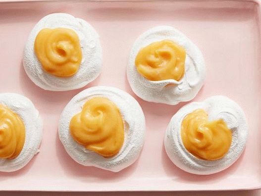 Pavlova torta od meringue i limuna Kurd