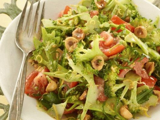 Svježa salata od brokule s rajčicom
