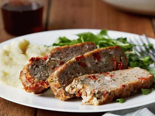 Turski mesni kruh s feta sirom i sušenim rajčicama