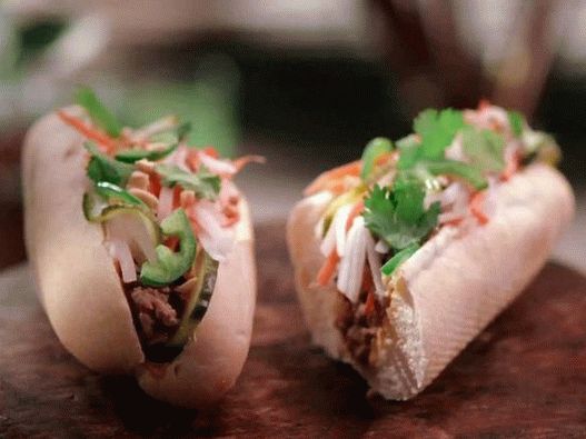 Vijetnamski sendvič s mljevenim mesom i kiselo povrće