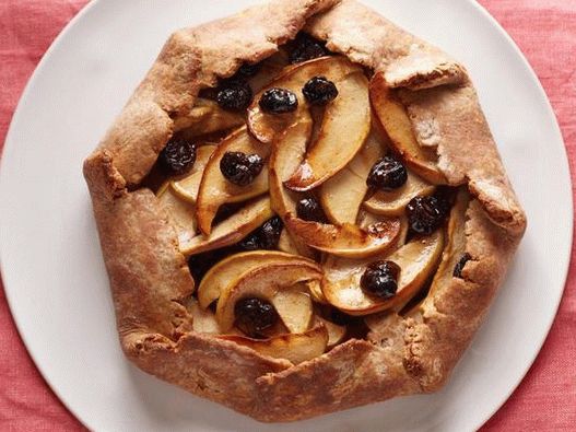 Fotografija jela - Rustična biskvitna pita s jabukama i sušenim trešnjama