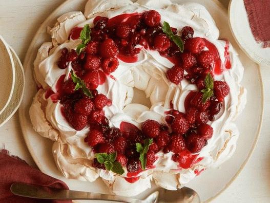 Torta od meringue - svečani vijenac od meringue s bobicama