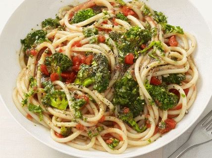 Fotografija tjestenine s pečenim brokolijem i umakom od rajčice i badema