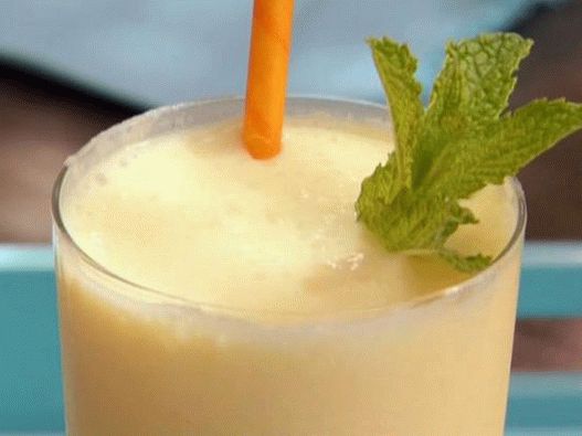 Fotografski smoothie od mango-jogurta s bijelim rumom