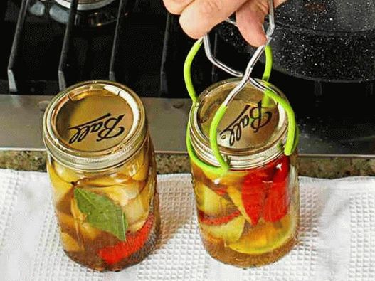 Stavite staklenke za čuvanje u kući na sobnoj temperaturi. Stavite staklenke za čuvanje u kući na sobnoj temperaturi.