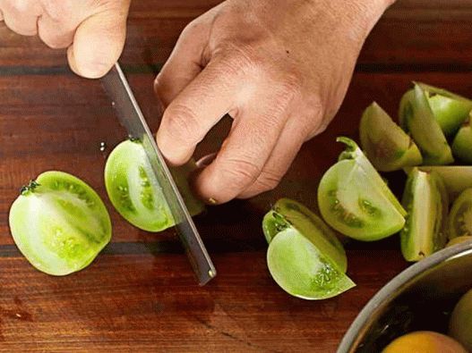 Izrežite zelenu rajčicu za konzerviranje Izrežite zelenu rajčicu za konzerviranje