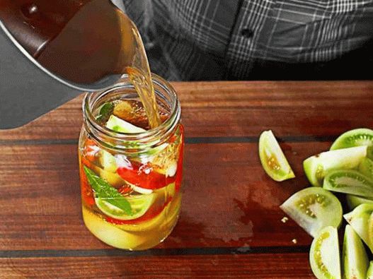 Povrće prelijte ohlađenim kiselim krastavcem Povrće prelijte ohlađenim kiselim krastavcem