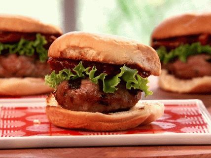 Foto mini hamburgeri s džemom od rajčice i puretinom na žaru