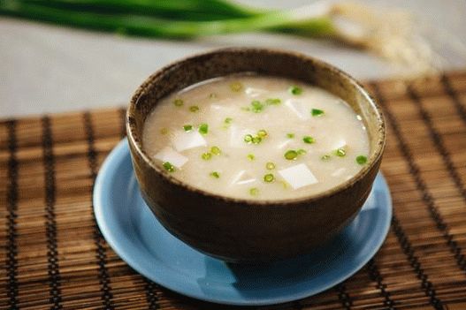 Fotografija juhe s mesom s tofuom (Misoshiru)