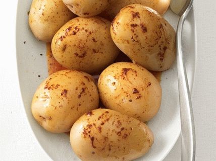 Fotografija mladog krumpira kuhanog u njihovim kožama