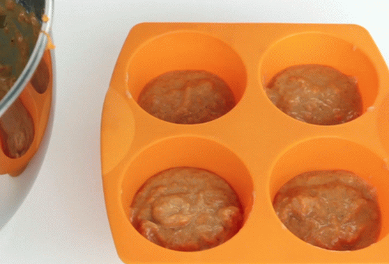 Slike na zahtjev stavljaju tijesto od mrkve u kalupe