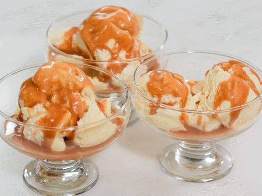 Foto sladoled iz pasiranog voća s umakom od rum-vanilije karamele