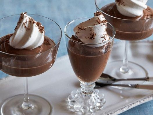 Fotografija tamnog čokoladnog mousse-a s tofuom