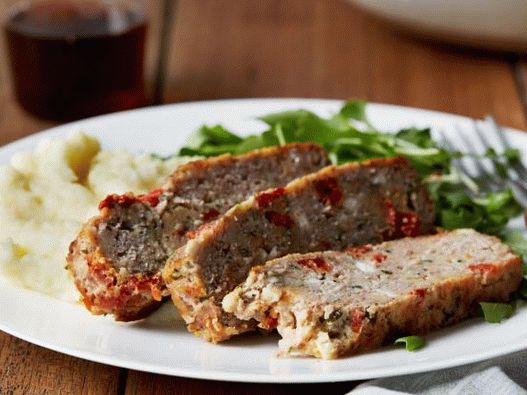 Fotografija kruha od purećeg mesa s feta sirom i sušenim rajčicama