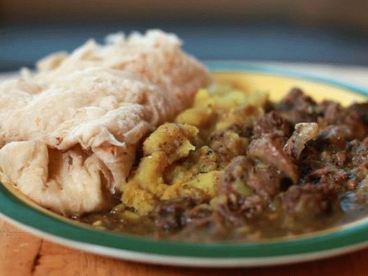 Fotografija kozjeg mesa u stilu trinidada u curry umaku